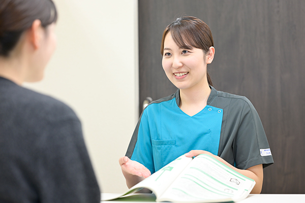 スタッフが退院支援について説明をしている写真