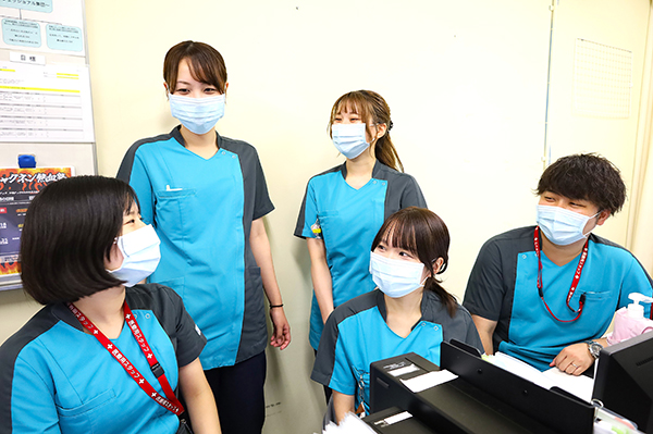 スタッフが話し合っている写真